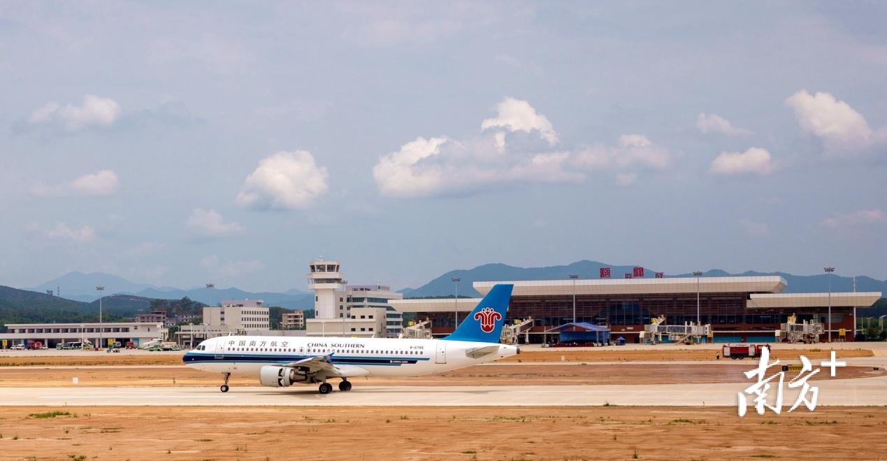 一架南航空客A320飞机平稳降落在丹霞机场跑道。童铜韶 张伟 摄