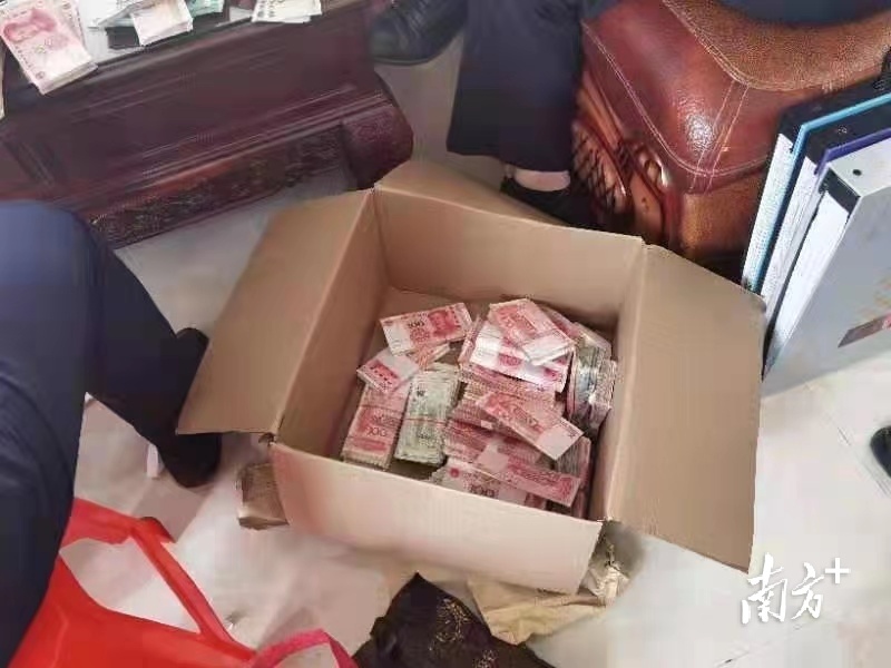 中山警方在侦办黄圃镇潘紫欣、梁湛华涉黑恶犯罪团伙案件过程中查获的部分赃款。 彭赛苗 供图
