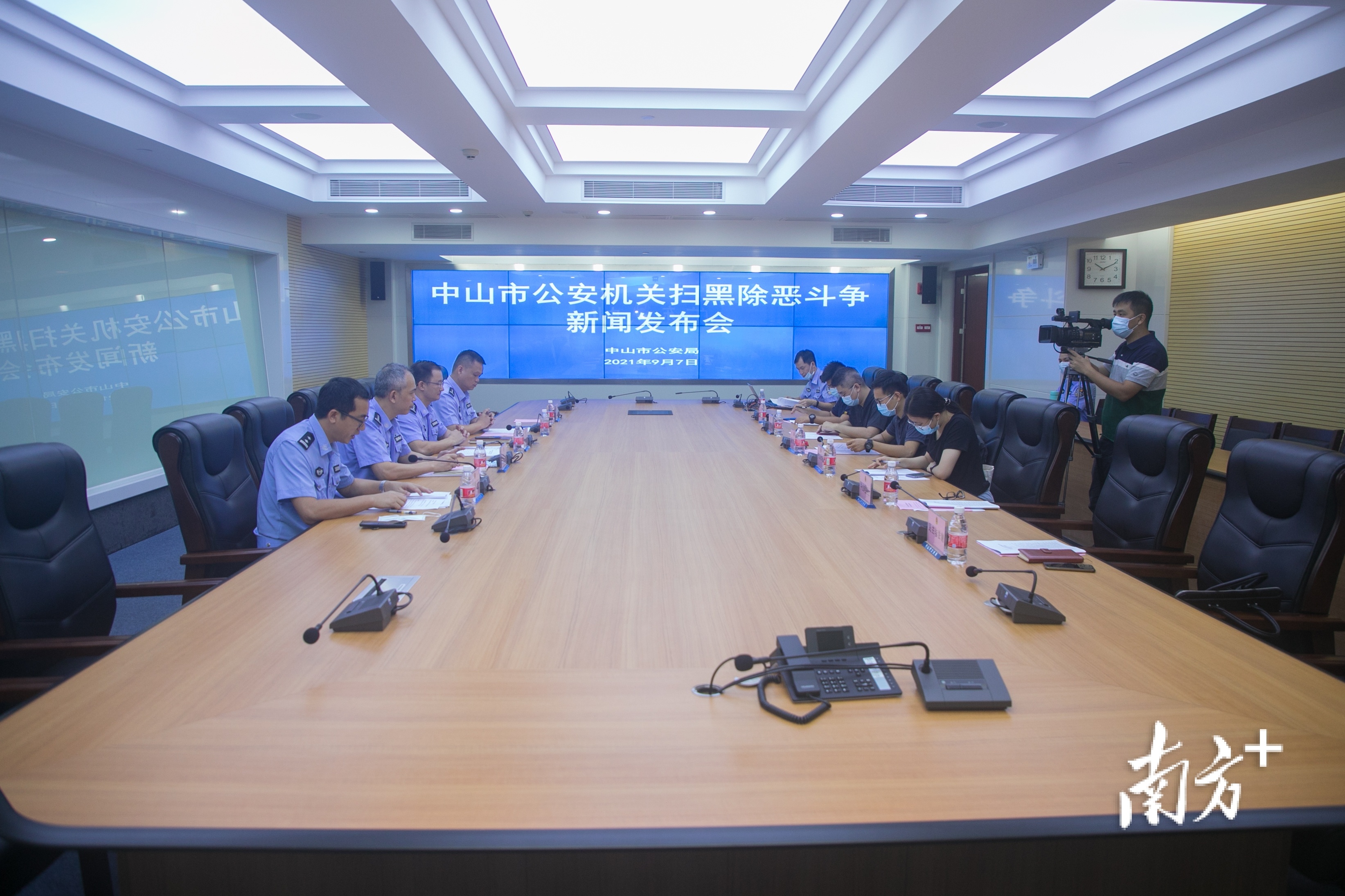 9月7日上午，中山市公安机关扫黑除恶斗争新闻发布会在市公安局召开。据通报，1-8月，中山市公安机关共破获9类涉恶刑事案件383起。&nbsp; 彭赛苗 供图