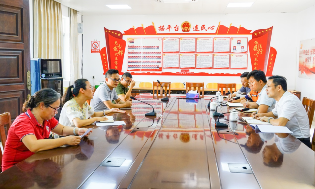 調(diào)研組在曲界鎮(zhèn)人民政府座談