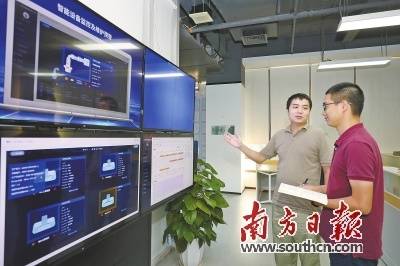 横琴澳门青年创业谷，研究人员在讨论产品设计。南方日报记者　关铭荣　摄