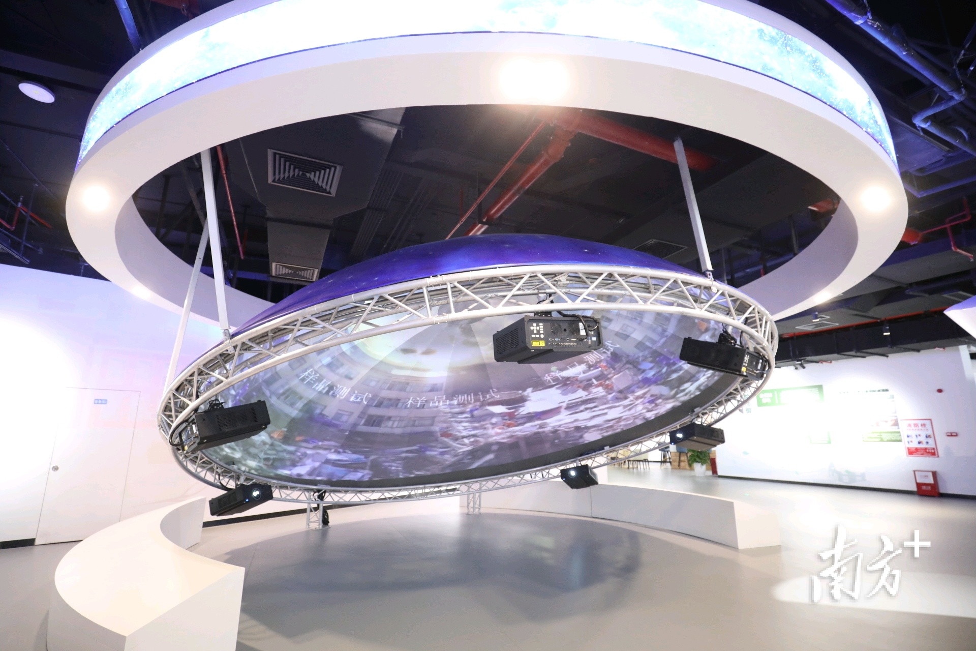 超级风暴影院。 南方+ 关铭荣 拍摄