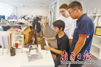 前海深港青年梦工场，创业者在交流项目进展。南方日报记者　朱洪波　摄