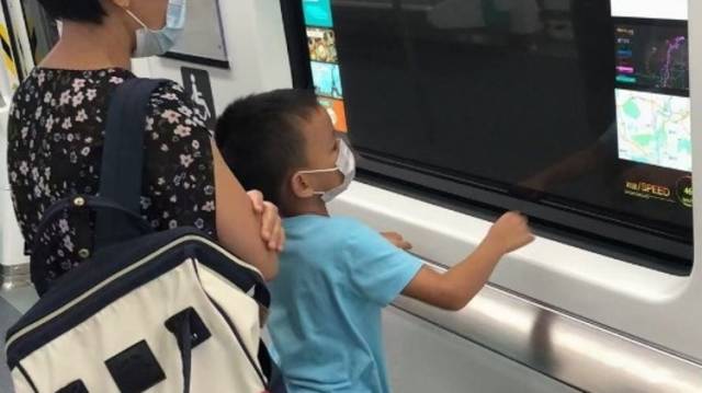探科技｜车窗能上网、看视频？深圳地铁上的“魔屏”厉害了