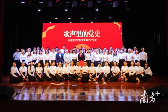 图为市文化馆“歌声里的党史”文艺党课 图为市文化馆“歌声里的党史”文艺党课