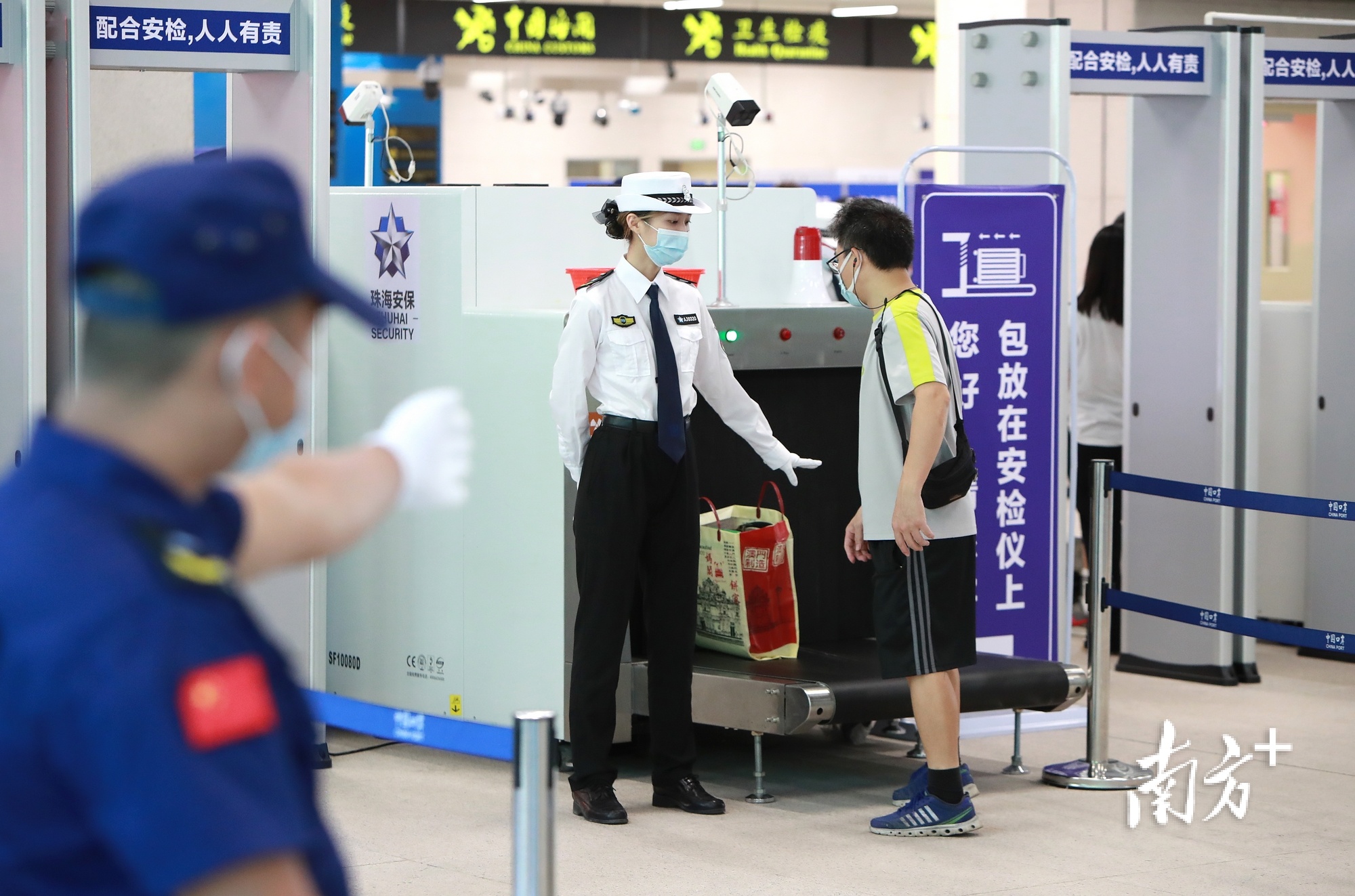 保安员遵循“逢包必检”的安检原则 通讯员 供图 保安员遵循“逢包必检”的安检原则 通讯员 供图