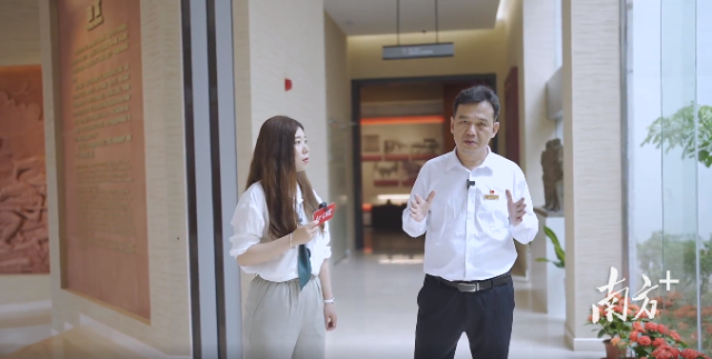 图为“馆长说莞——东莞红色文旅资源主题党史微课”栏目第一期,王红星馆长带领观众走读广东东江纵队纪念馆 图为“馆长说莞——东莞红色文旅资源主题党史微课”栏目第一期,王红星馆长带领观众走读广东东江纵队纪念馆