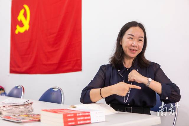 李志云演示手语。