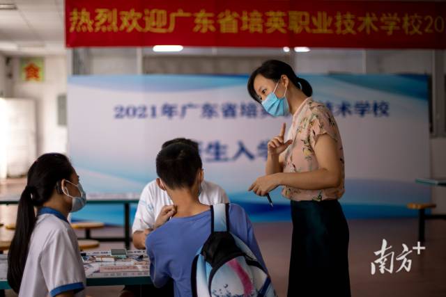 在今年的新生入学日上，培英的老师用手语向新生解释办理入学的手续。