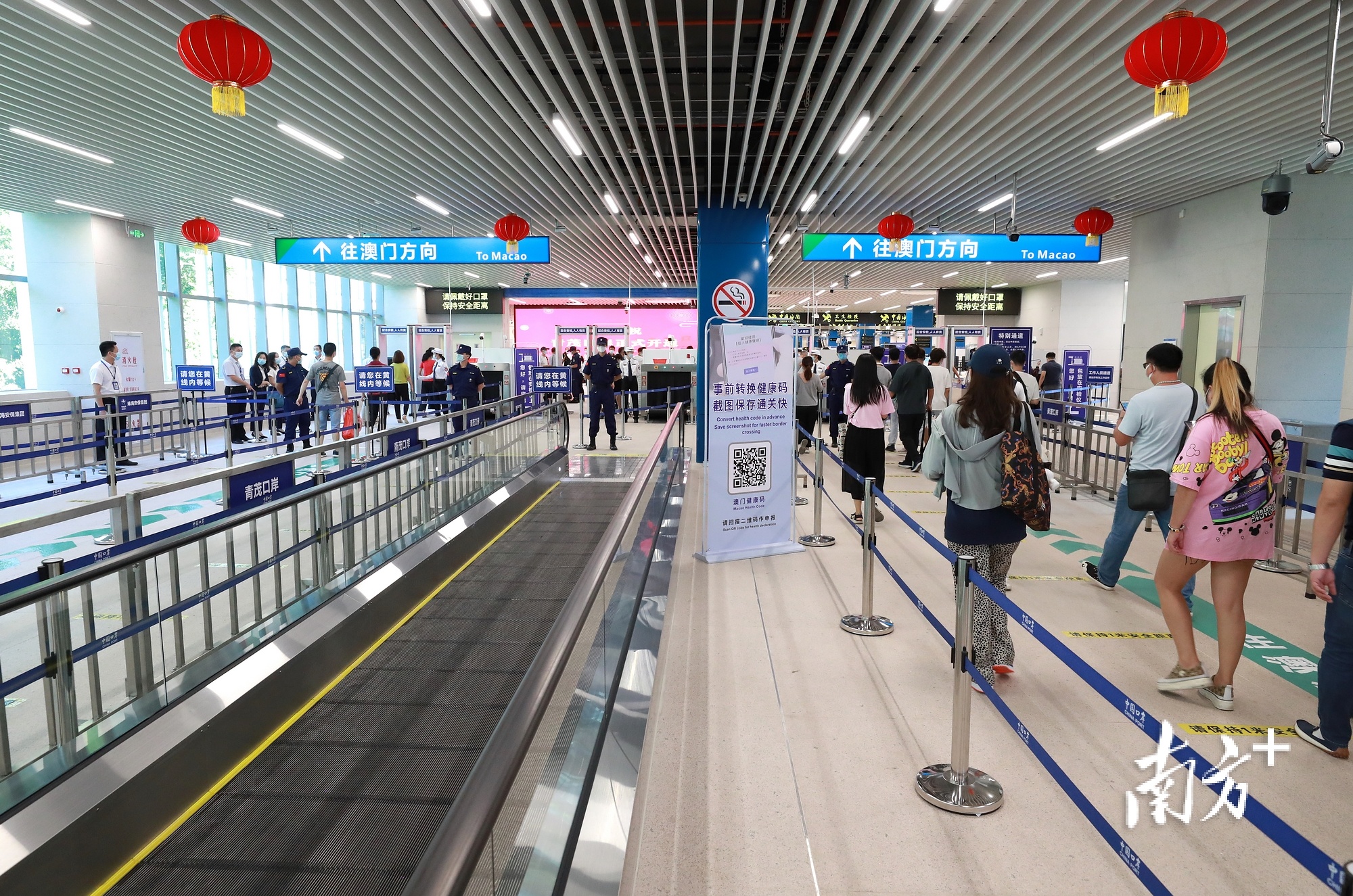 青茂口岸保安员实行24小时轮流综治巡防 通讯员 供图 青茂口岸保安员实行24小时轮流综治巡防 通讯员 供图