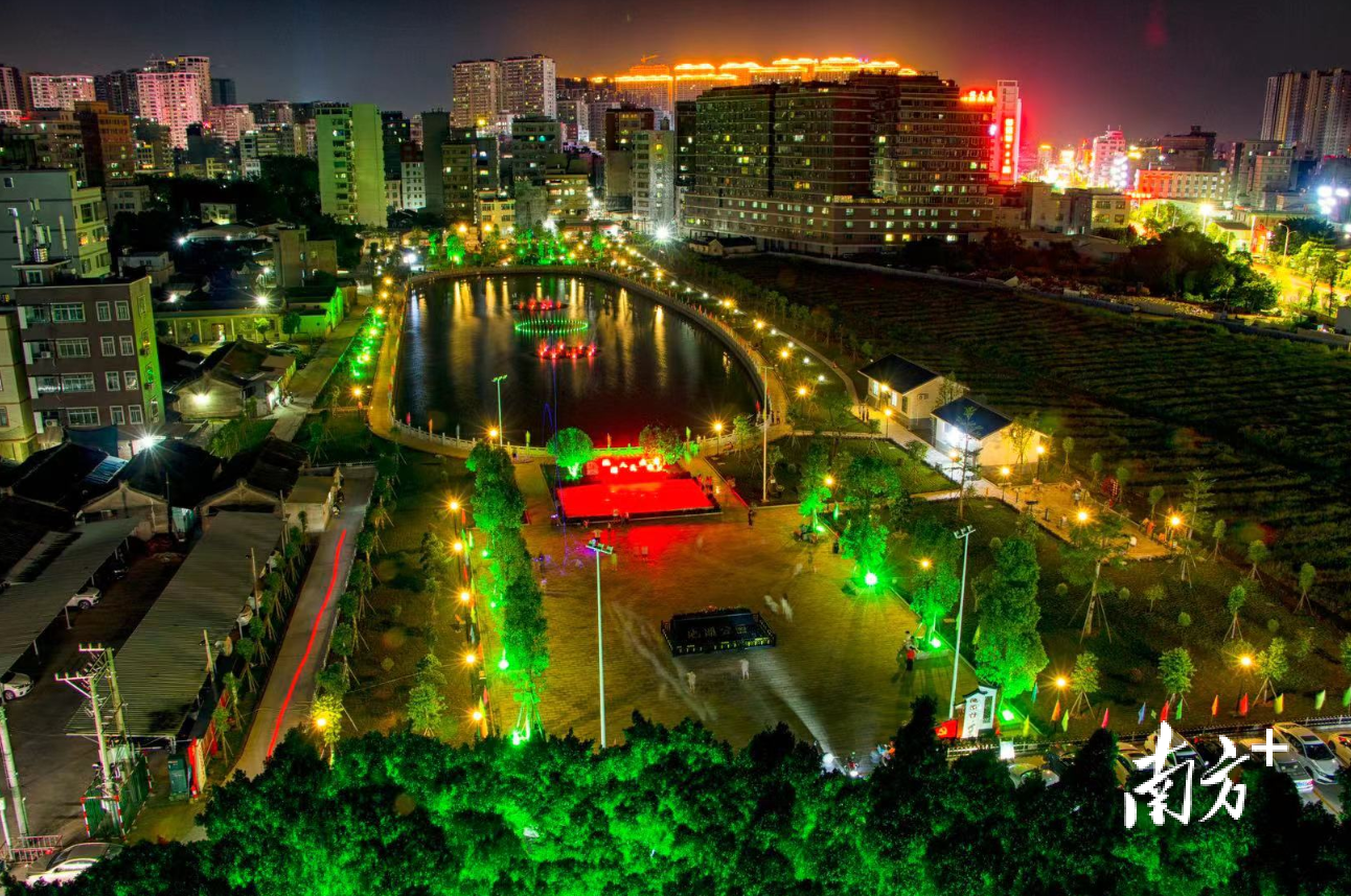 枫溪区池湖党建公园建成开放,为群众增添休闲运动新去处。 枫溪区池湖党建公园建成开放,为群众增添休闲运动新去处。