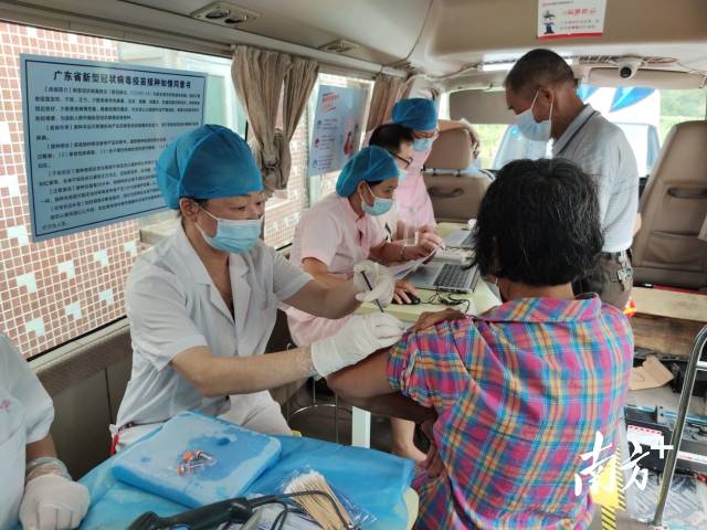 疫苗移动接种车开进连州镇共和村委，受到村民欢迎。