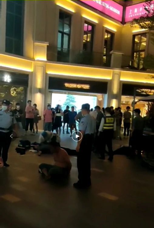 视频截图：一男子被警方控制