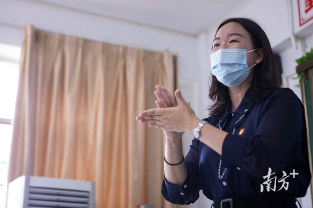 李志云在课堂上向聋生讲述七步洗手法。