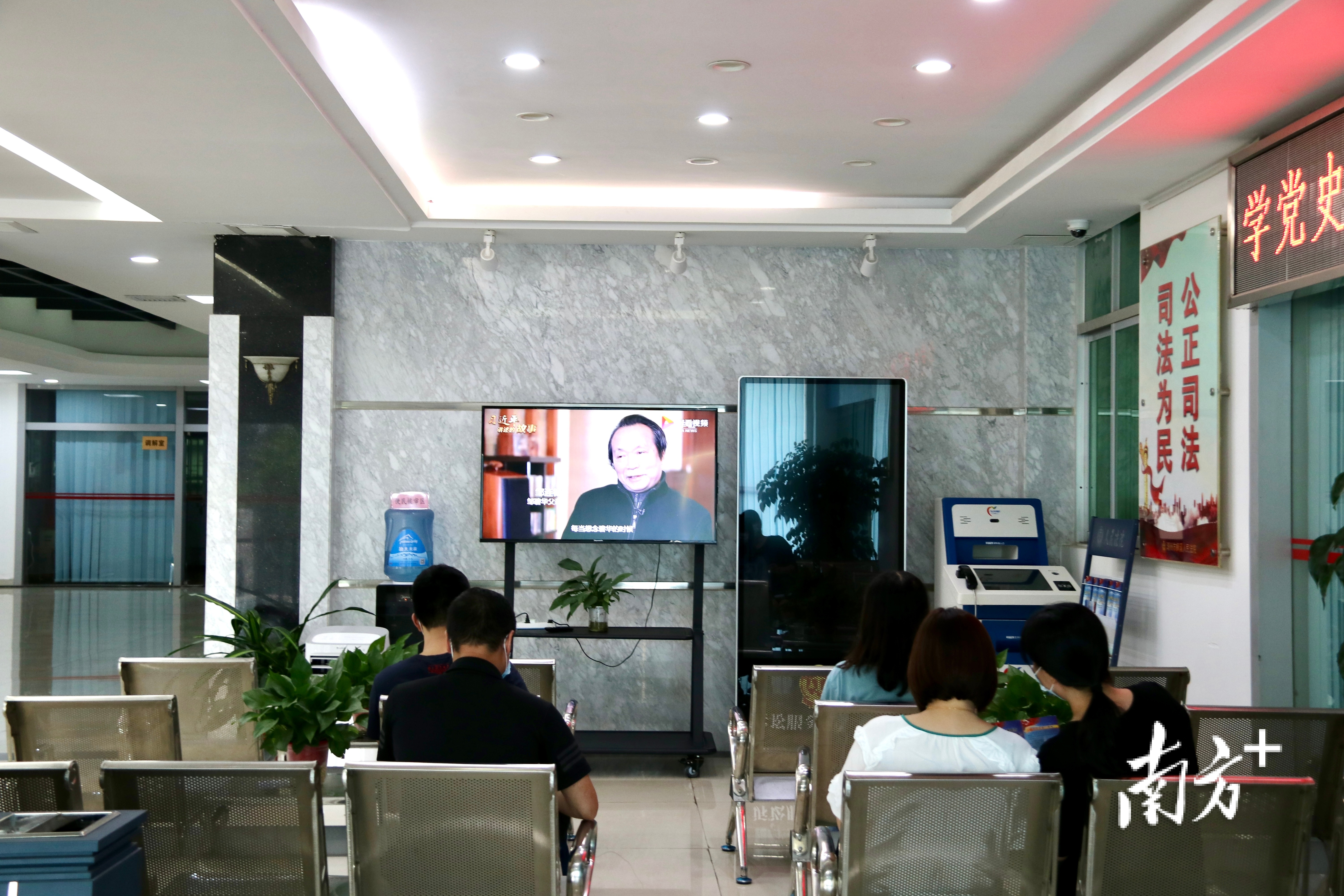 潮州市枫溪人民法院建设完善便民候审区,提高办事群众幸福感。 潮州市枫溪人民法院建设完善便民候审区,提高办事群众幸福感。