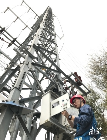 南方电网广东顺德供电局伦教供电所运维人员对自动化开关二次控制器进行维护检查工作。佛山市供电局供图