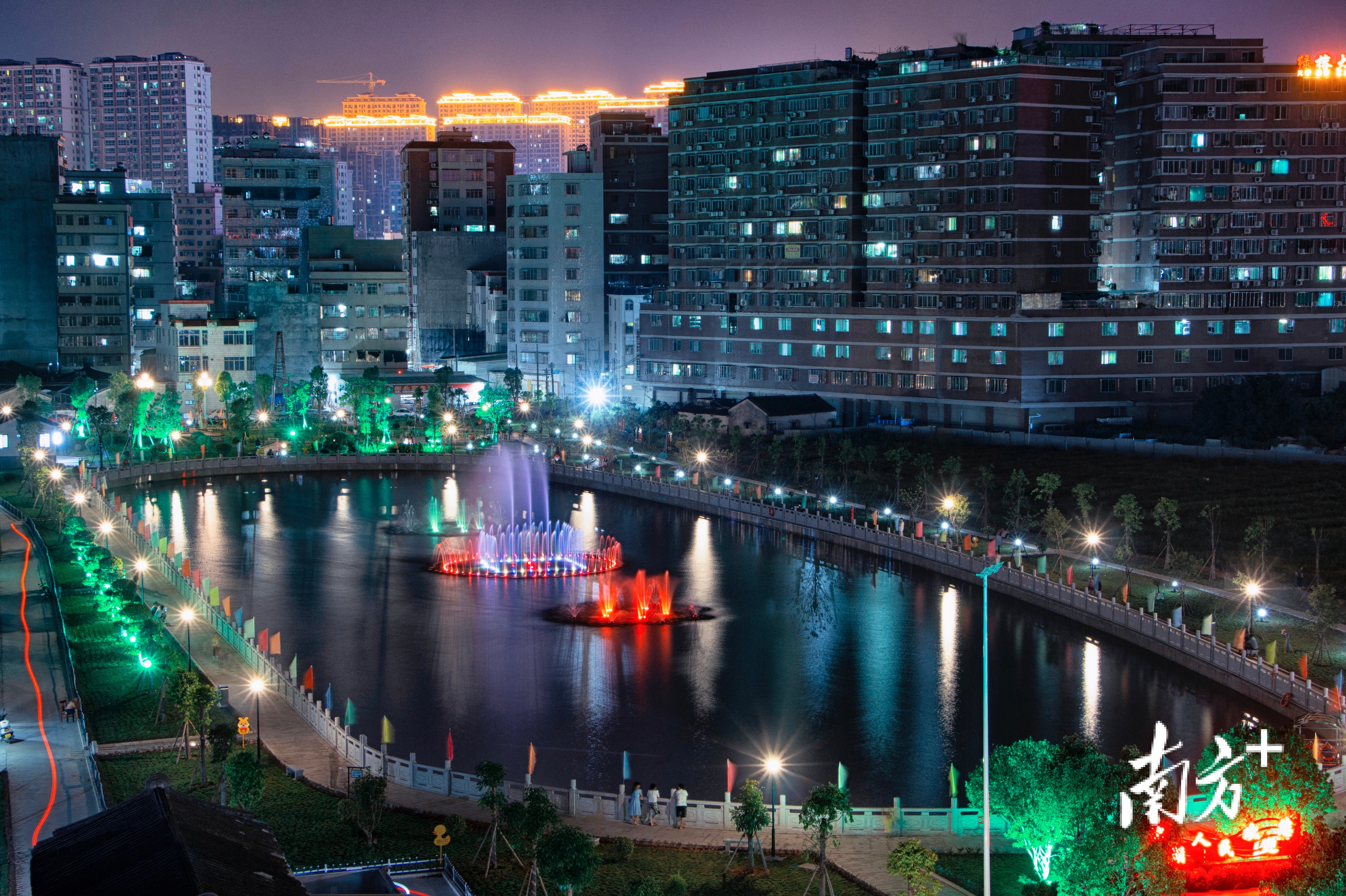 枫溪区池湖党建公园建成开放,为群众增添休闲运动新去处。 枫溪区池湖党建公园建成开放,为群众增添休闲运动新去处。