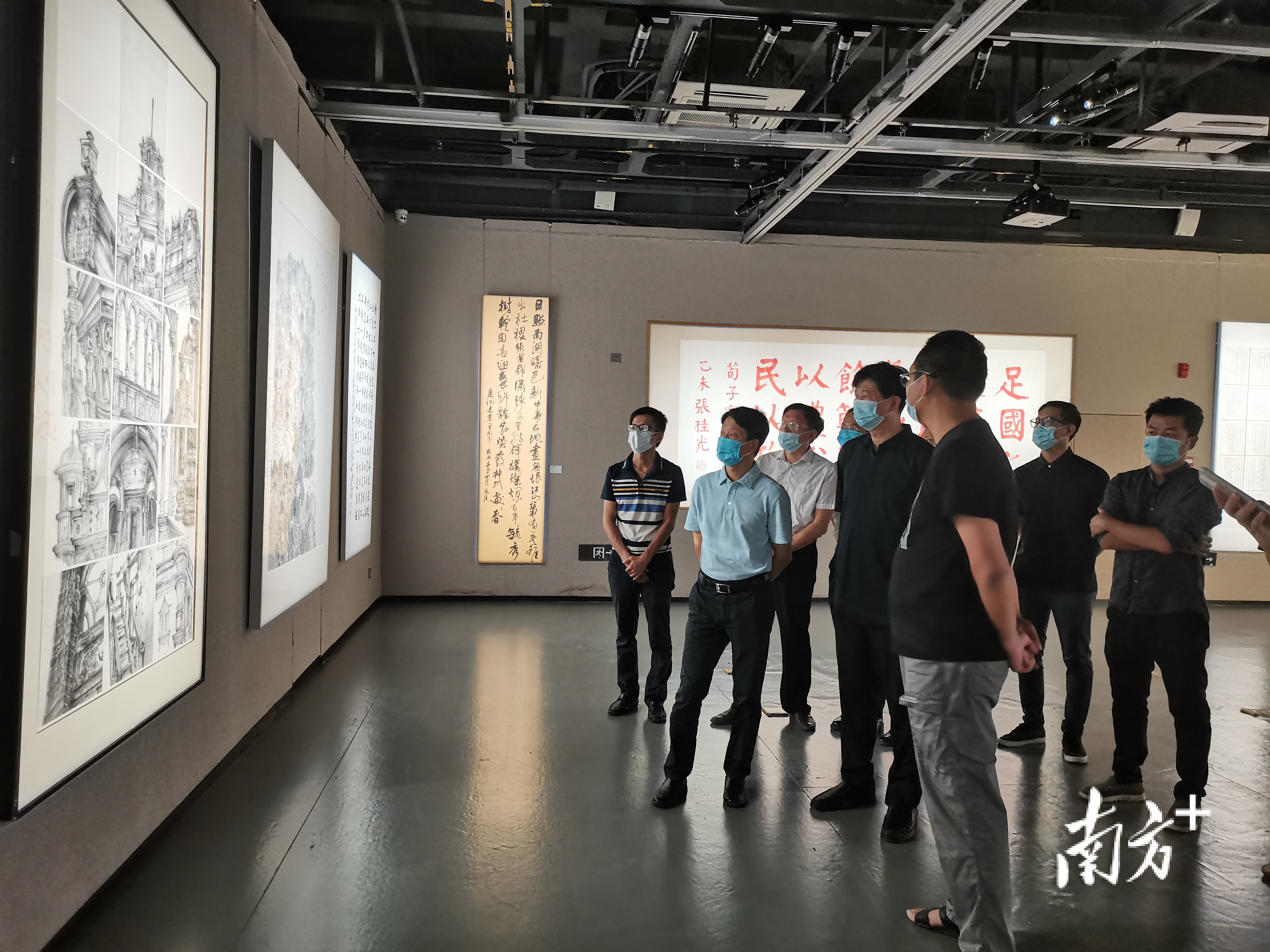 领导嘉宾观展。吴嘉薇 摄