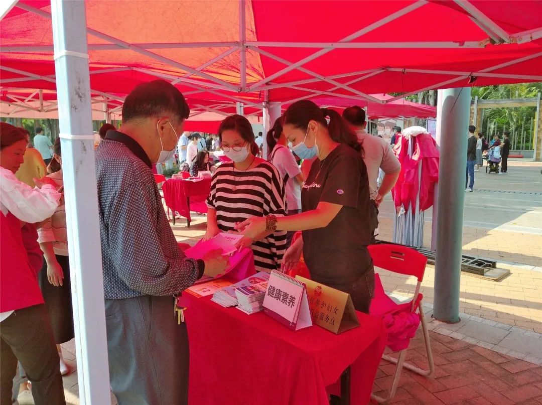 向老人宣传养生、防疫知识。 向老人宣传养生、防疫知识。