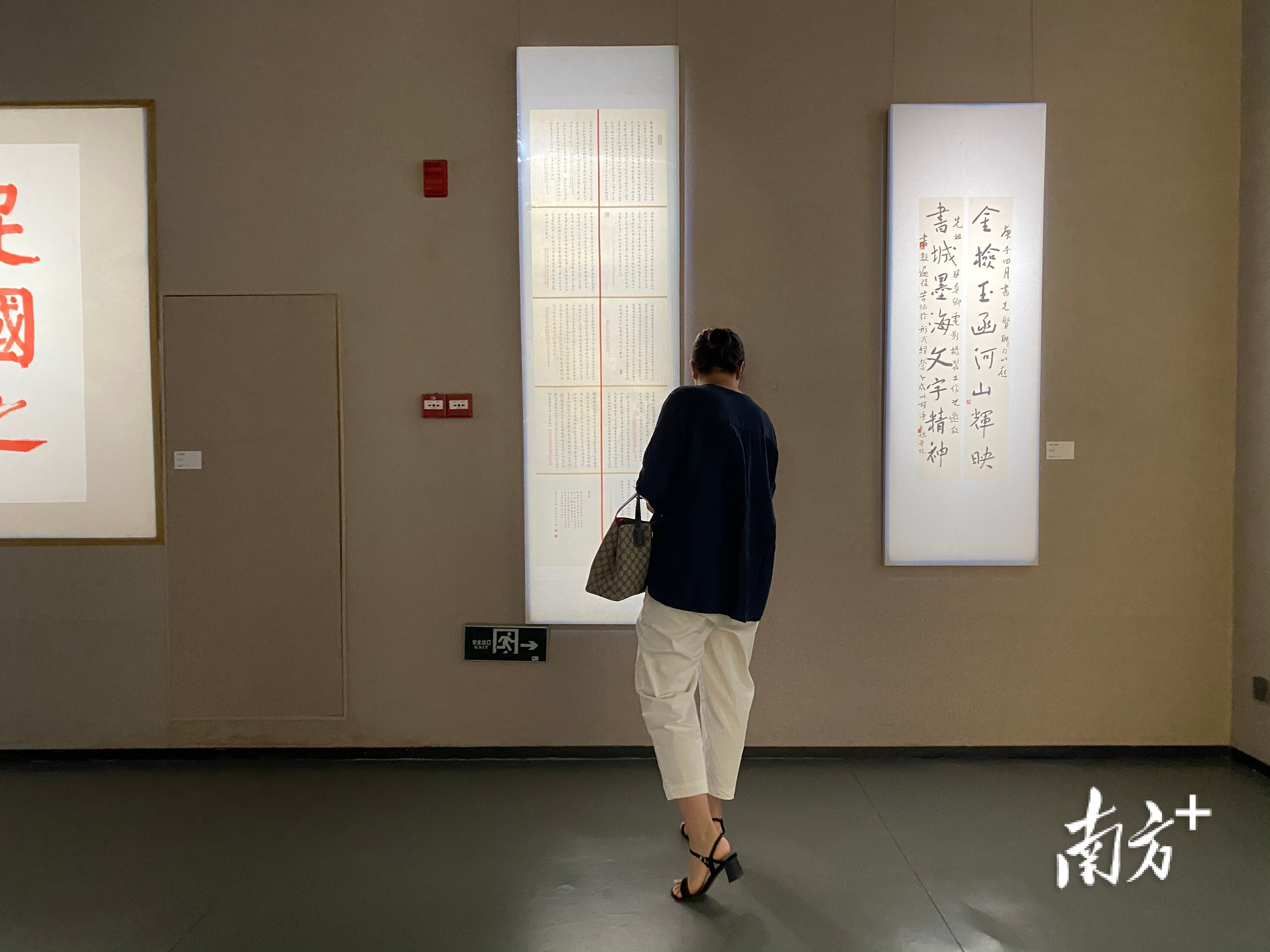 观众观展。肖燕菁 摄