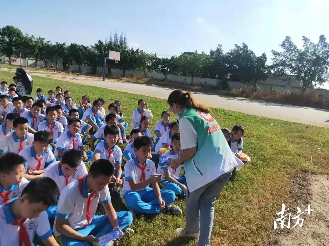 开学首日，潮州各中小学校组织开展禁毒教育课宣传活动。通讯员供图