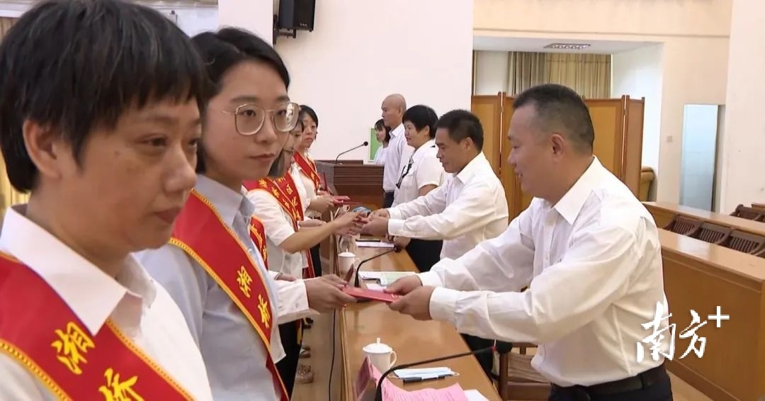 获表彰的先进个人上台领奖。通讯员供图 获表彰的先进个人上台领奖。通讯员供图