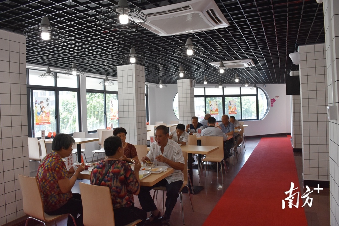 老人们在愉快用餐。通讯员供图