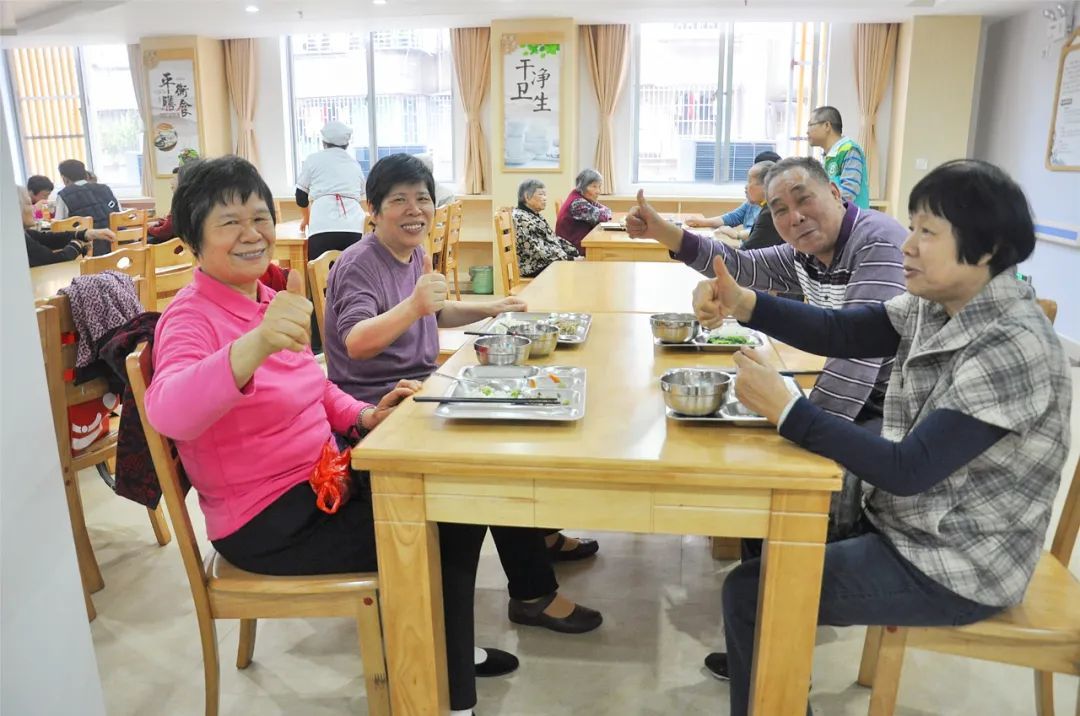 为长者饭堂的贴心服务点赞。 为长者饭堂的贴心服务点赞。