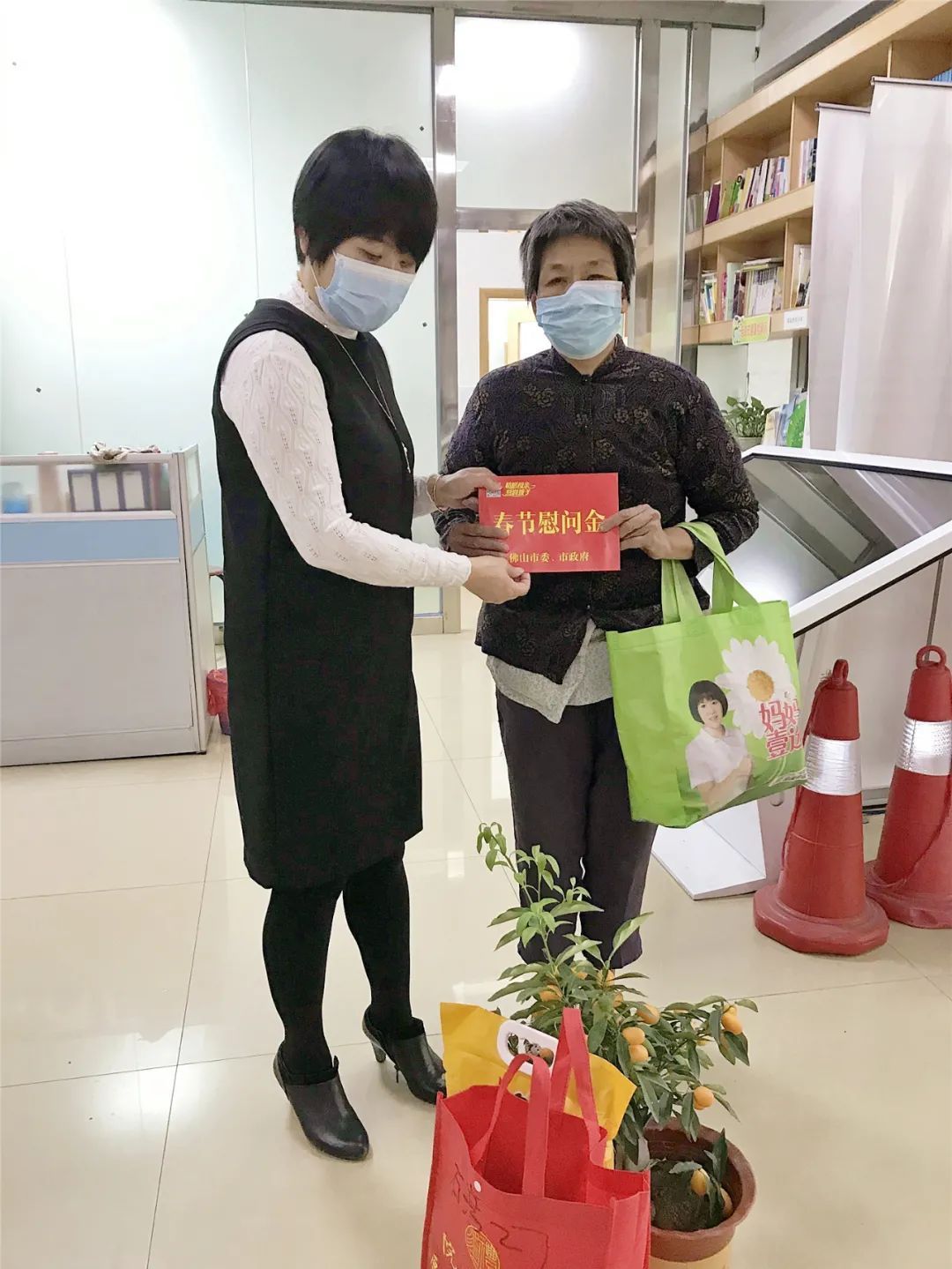 春节慰问辖区老人。 春节慰问辖区老人。