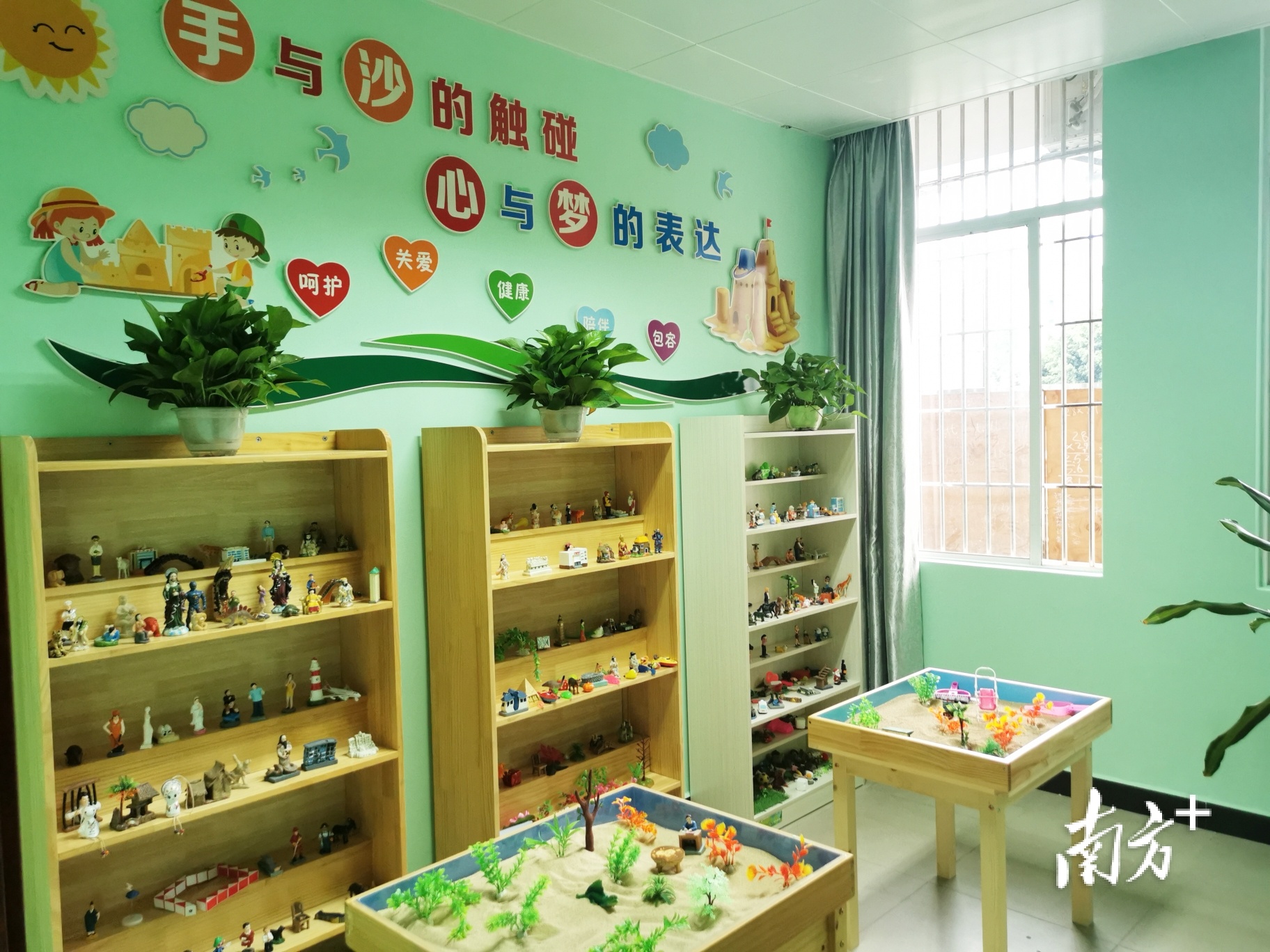 辅导站开通了24小时热线电话，对咨询者进行心理辅导和危机干预。 通讯员 苏泳生 供图