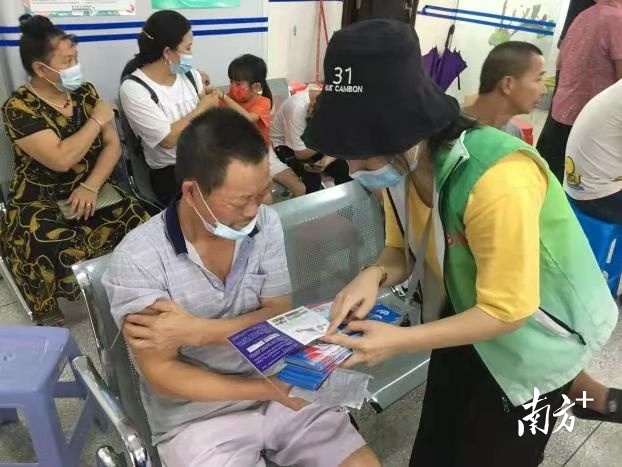 防疫和禁毒宣传两不误。通讯员供图