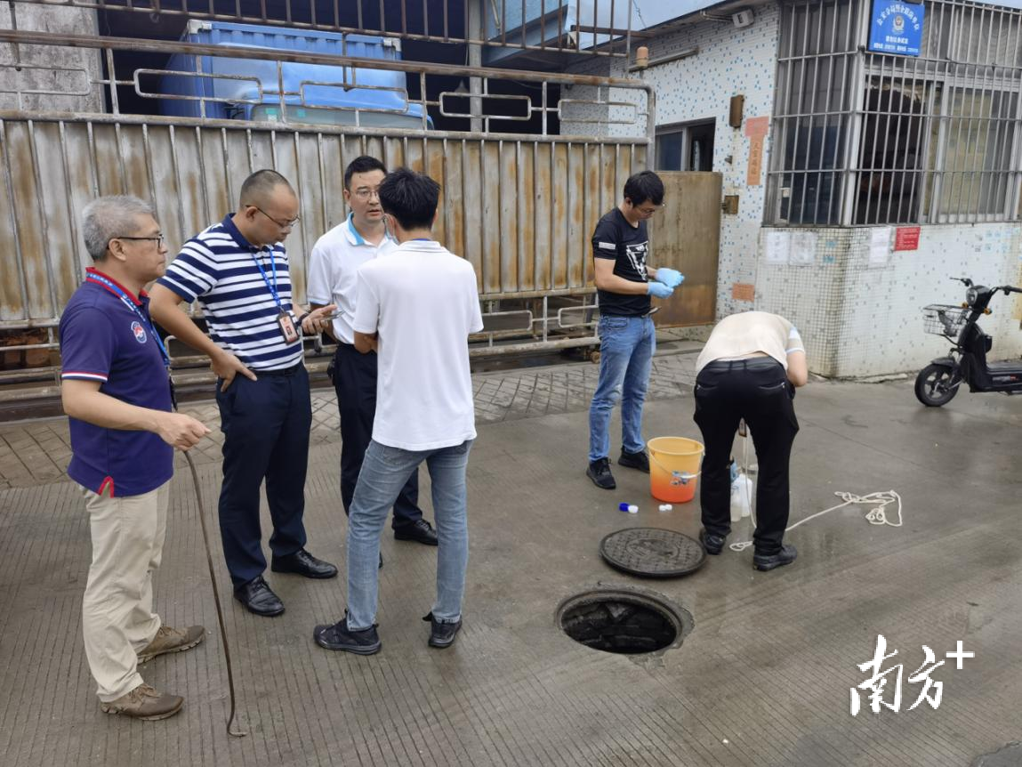 黄圃镇“环保管家”到企业巡查。 通讯员 供图
