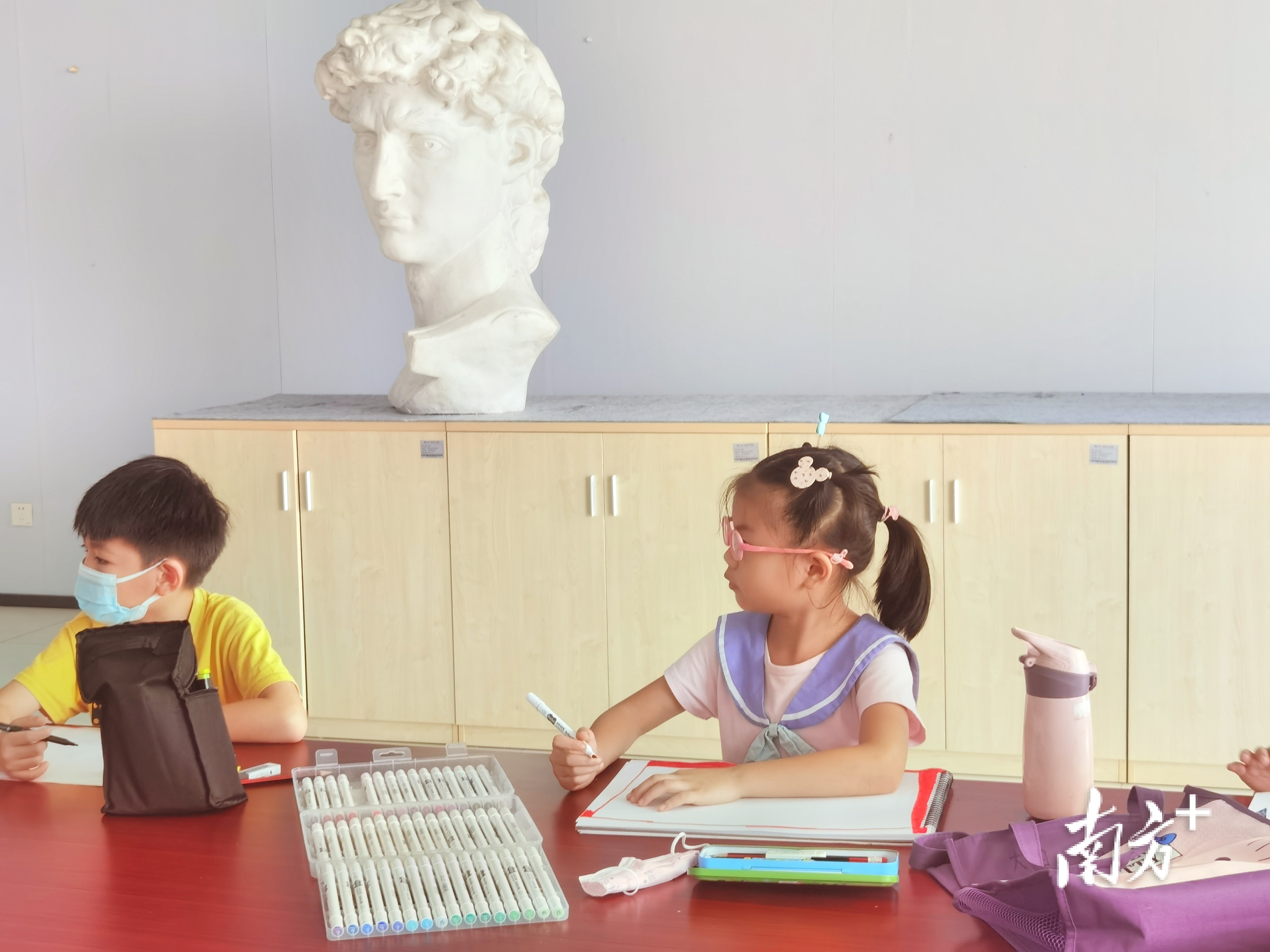 学员参加创意美术课。张秀蓝 摄 学员参加创意美术课。张秀蓝 摄