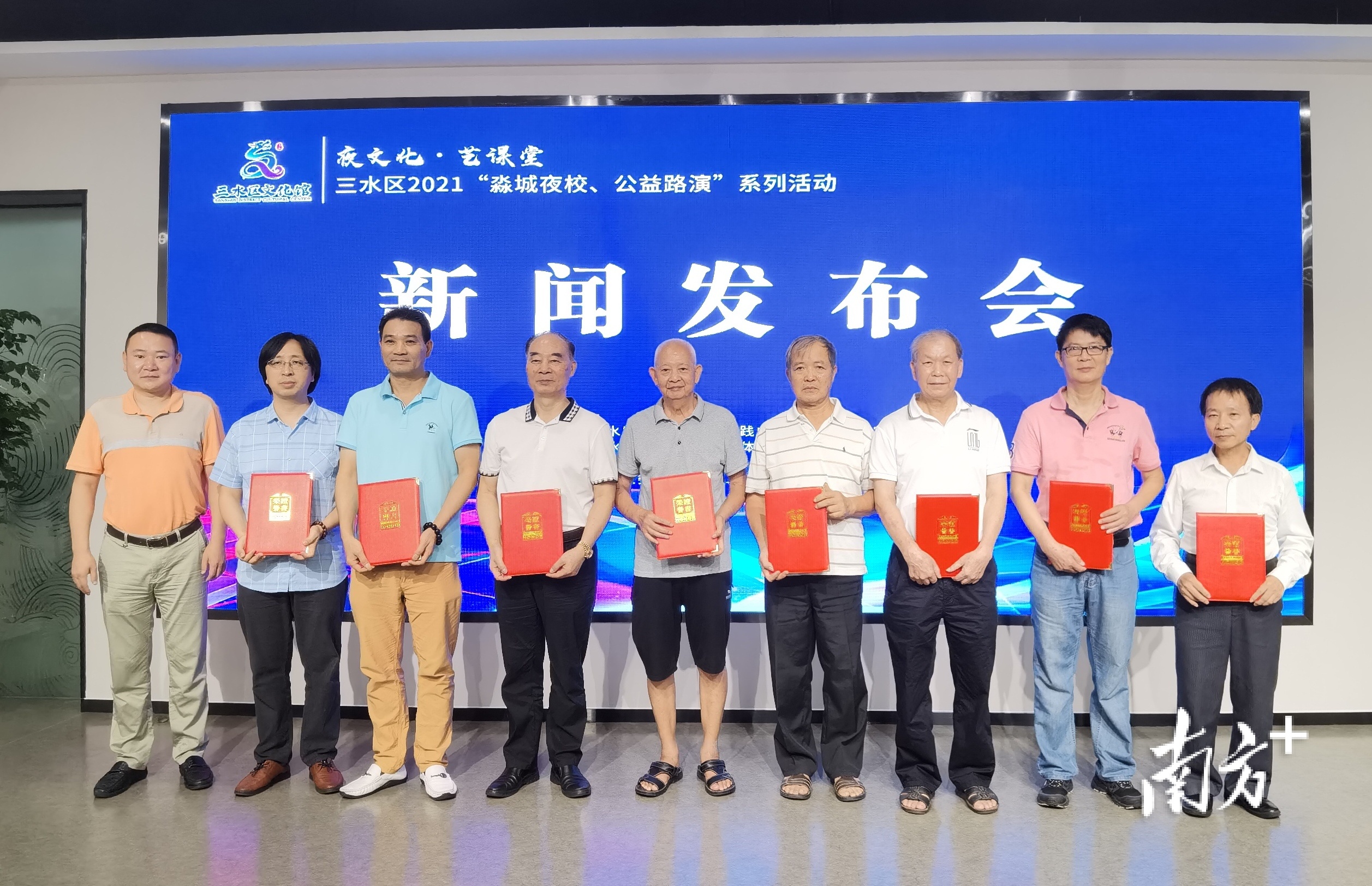 主办方向书画名家颁发收藏证书。张秀蓝 摄 主办方向书画名家颁发收藏证书。张秀蓝 摄