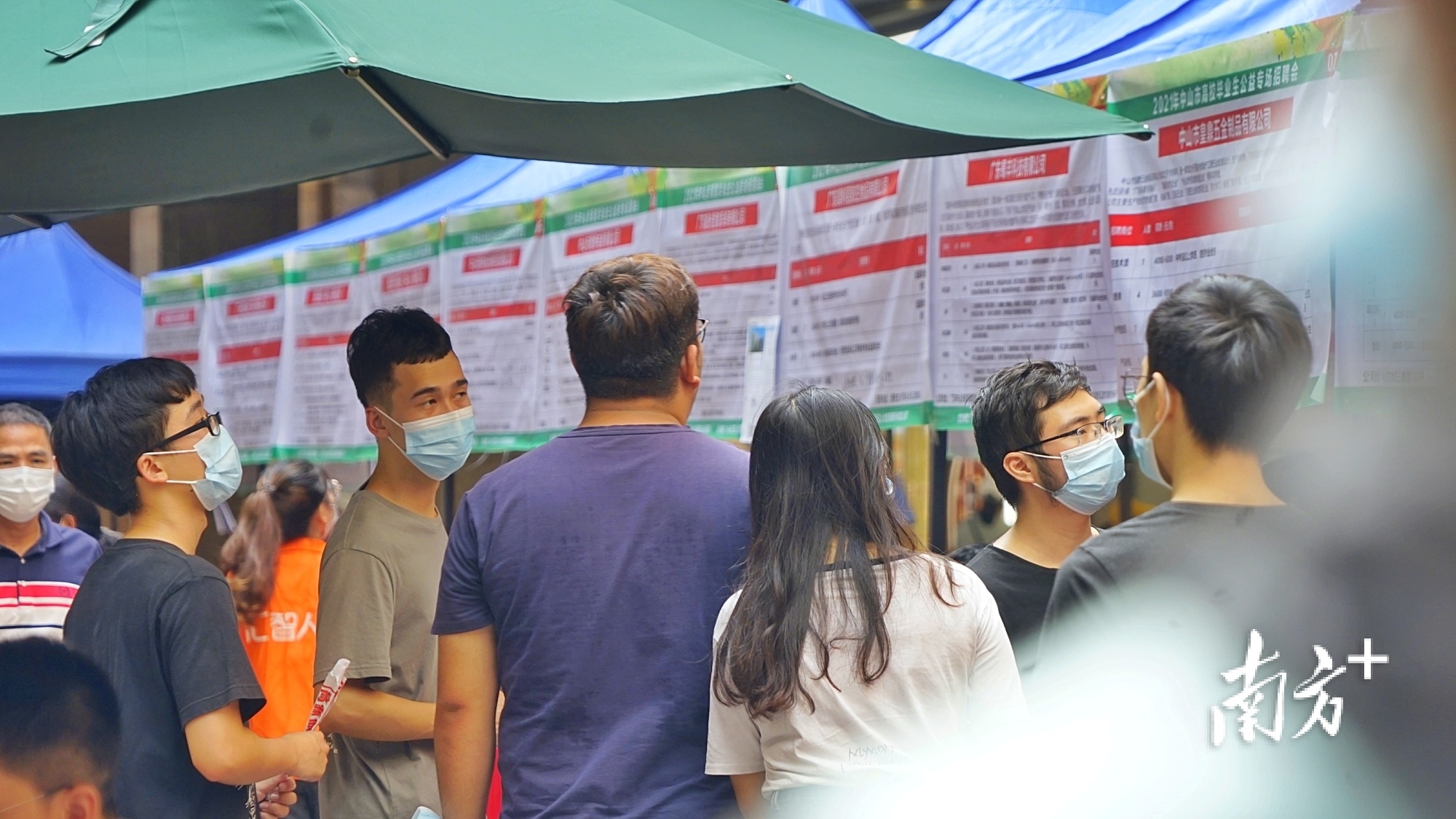 求职者现场了解招聘岗位情况.&nbsp; 李姗恒 摄