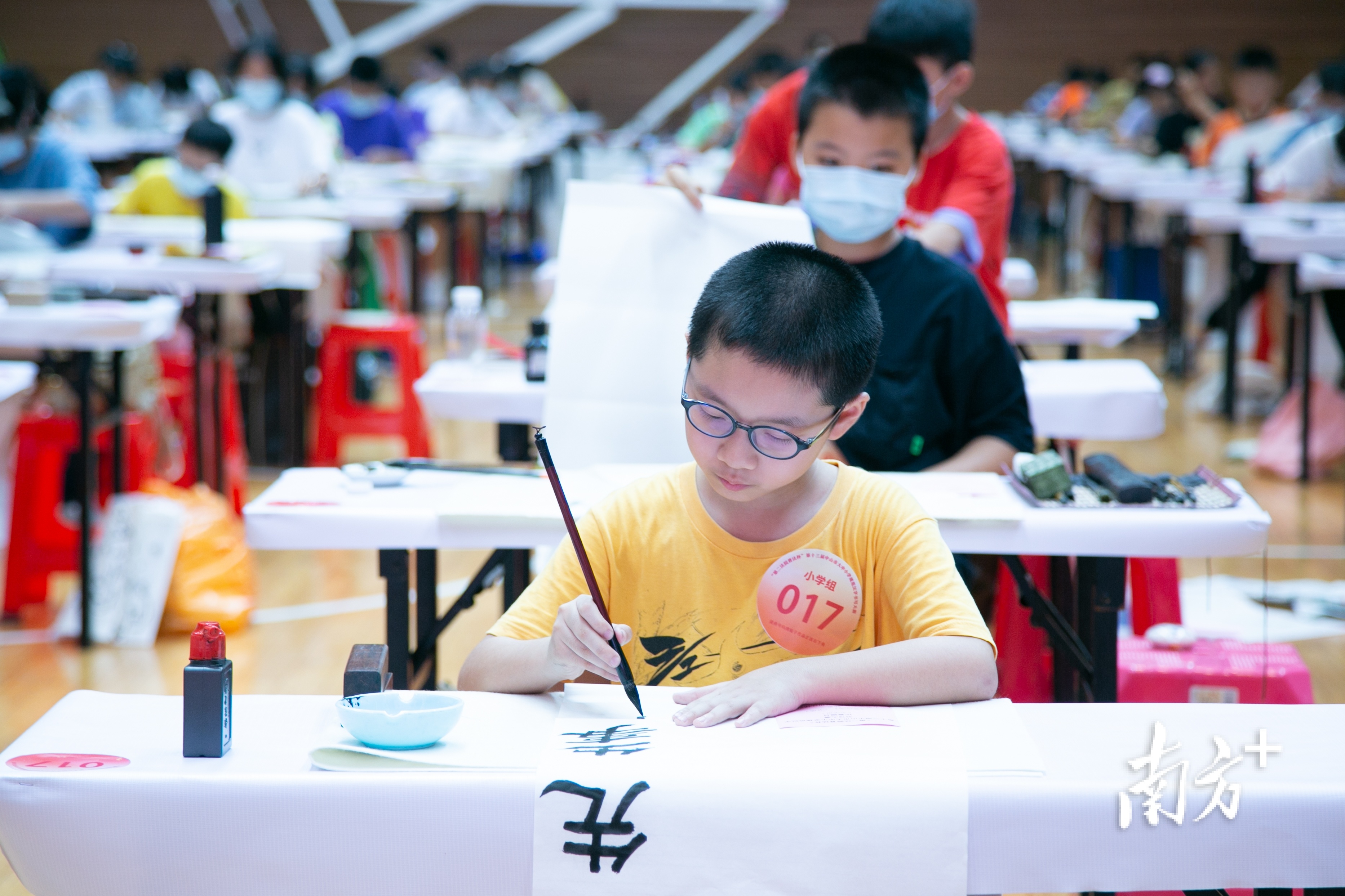 参赛选手认真书写中华法治文化经典名篇名句。 卢子衡 摄