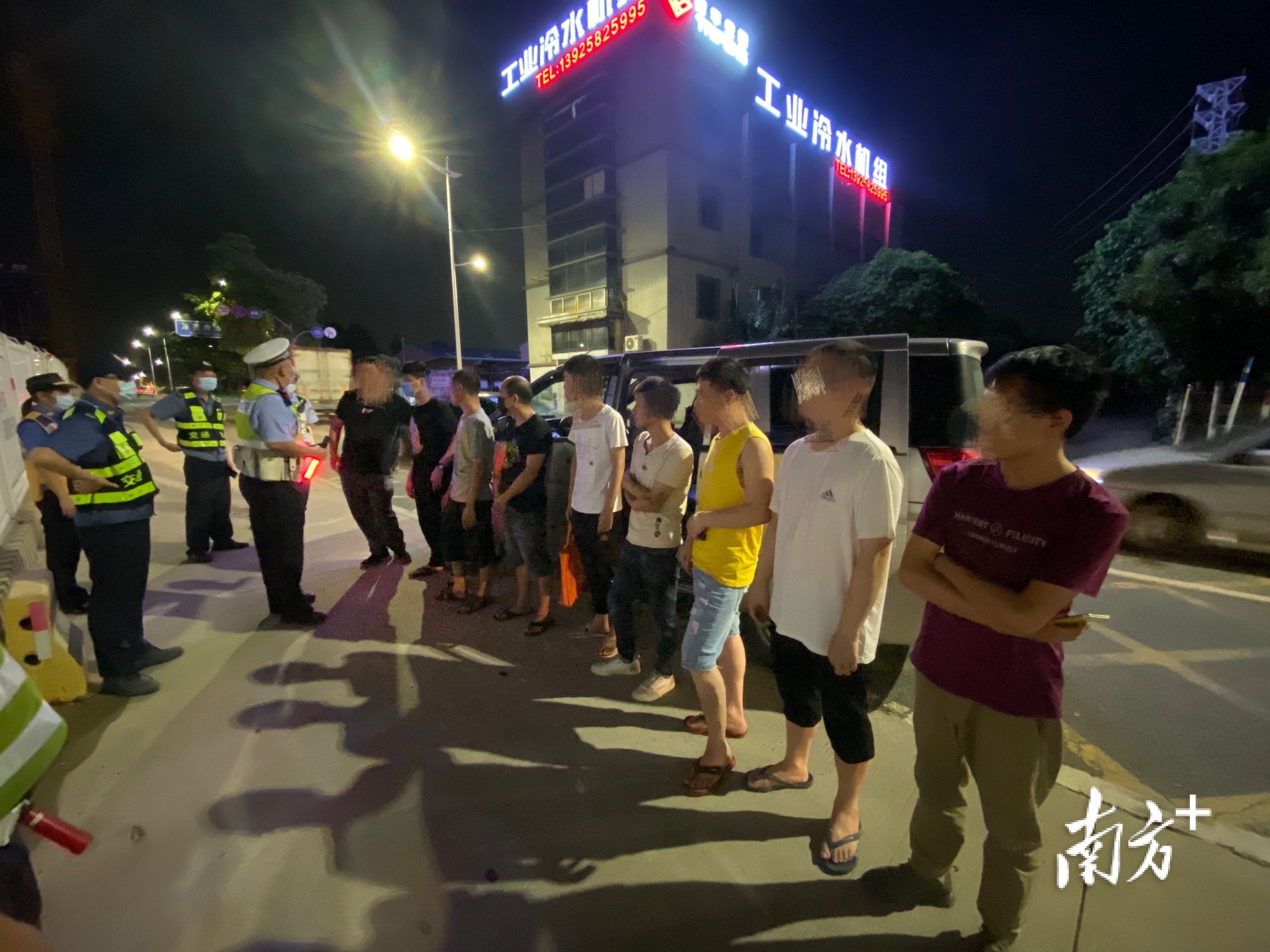 东莞交警“夜查”不止酒驾,超载等交通违法行为亦要查 通讯员/受访者 东莞交警 供图