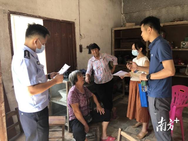 连山纪检监察干部走村入户抽查了解疫苗接种情况。
