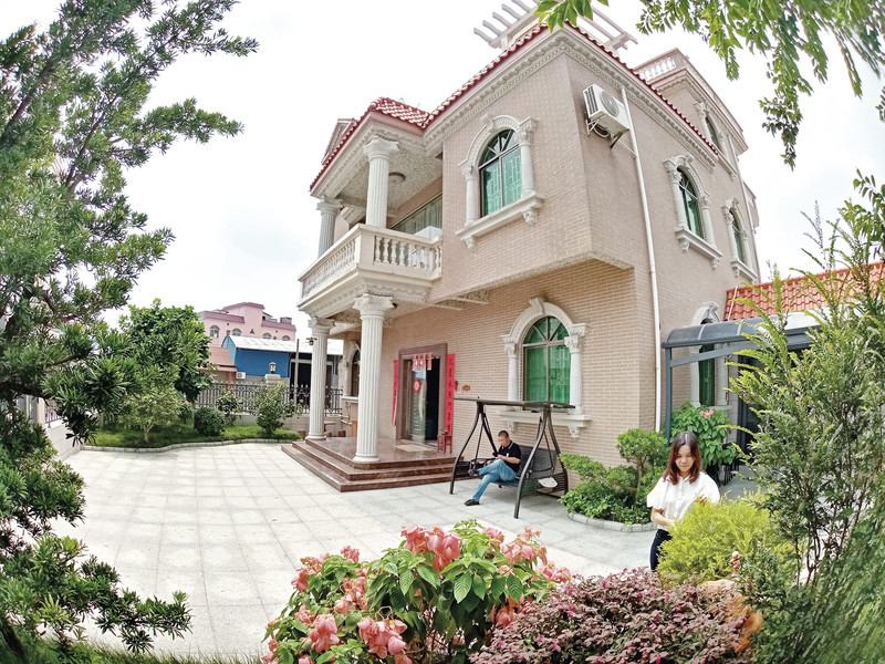 梁秀霞的庭院美丽又整洁。 西江日报记者 梁小明 摄