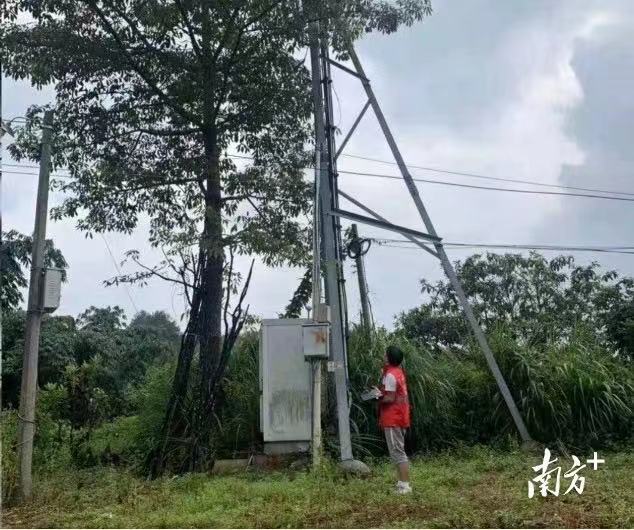 联通工作人员前后3次赶赴文祠镇摸测网络信号。 受访者供图