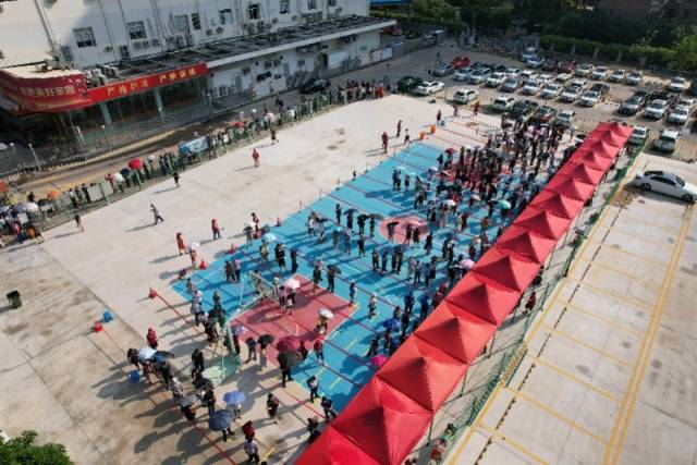 9月14日，在厦门市思明区筼筜街道一处检测点，市民排队等待核酸检测（无人机照片）。新华社发（叶怡亨 摄）