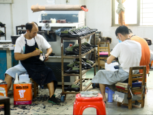 艺电白②|皮鞋村里的手艺人：不少人经历了从工人到老板、从老板到工人的身份转变