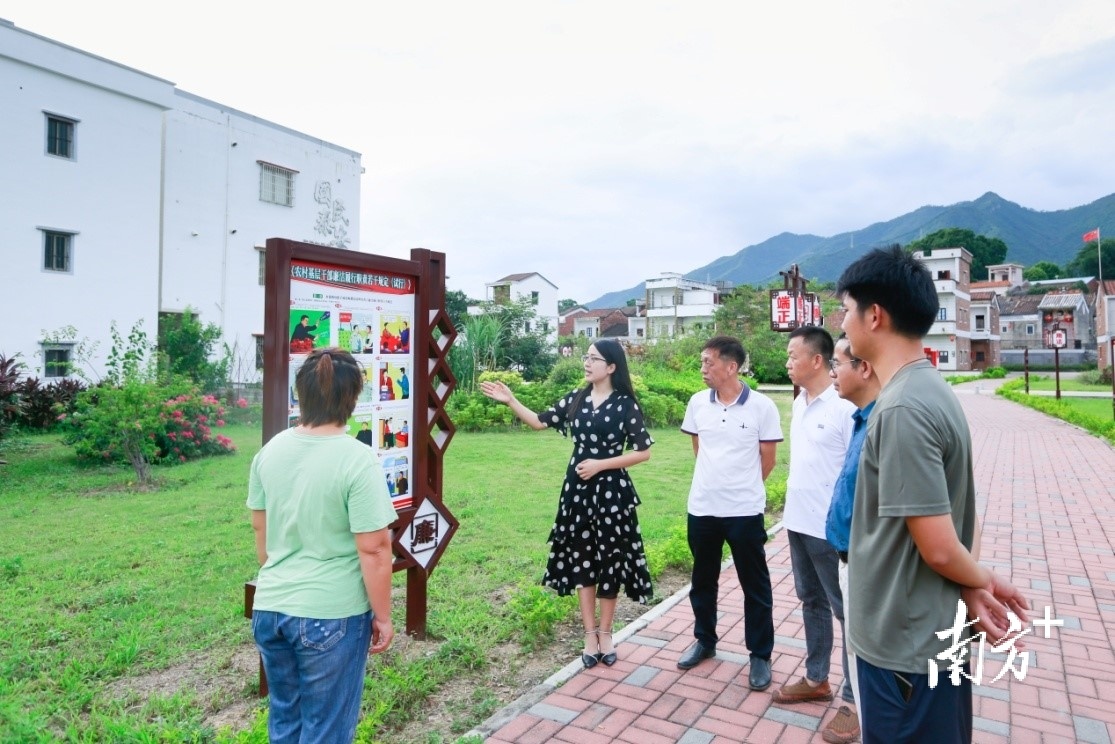 回龙镇赤水塘社区清心亭和廉政文化墙景观。张勇坤 摄 回龙镇赤水塘社区清心亭和廉政文化墙景观。张勇坤 摄