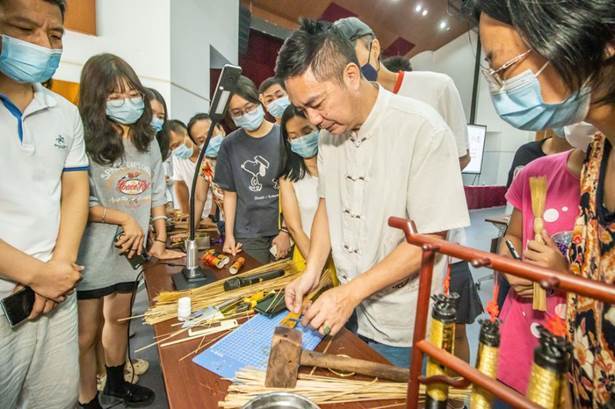 张瑞亨展示白沙茅龙笔制作技艺。