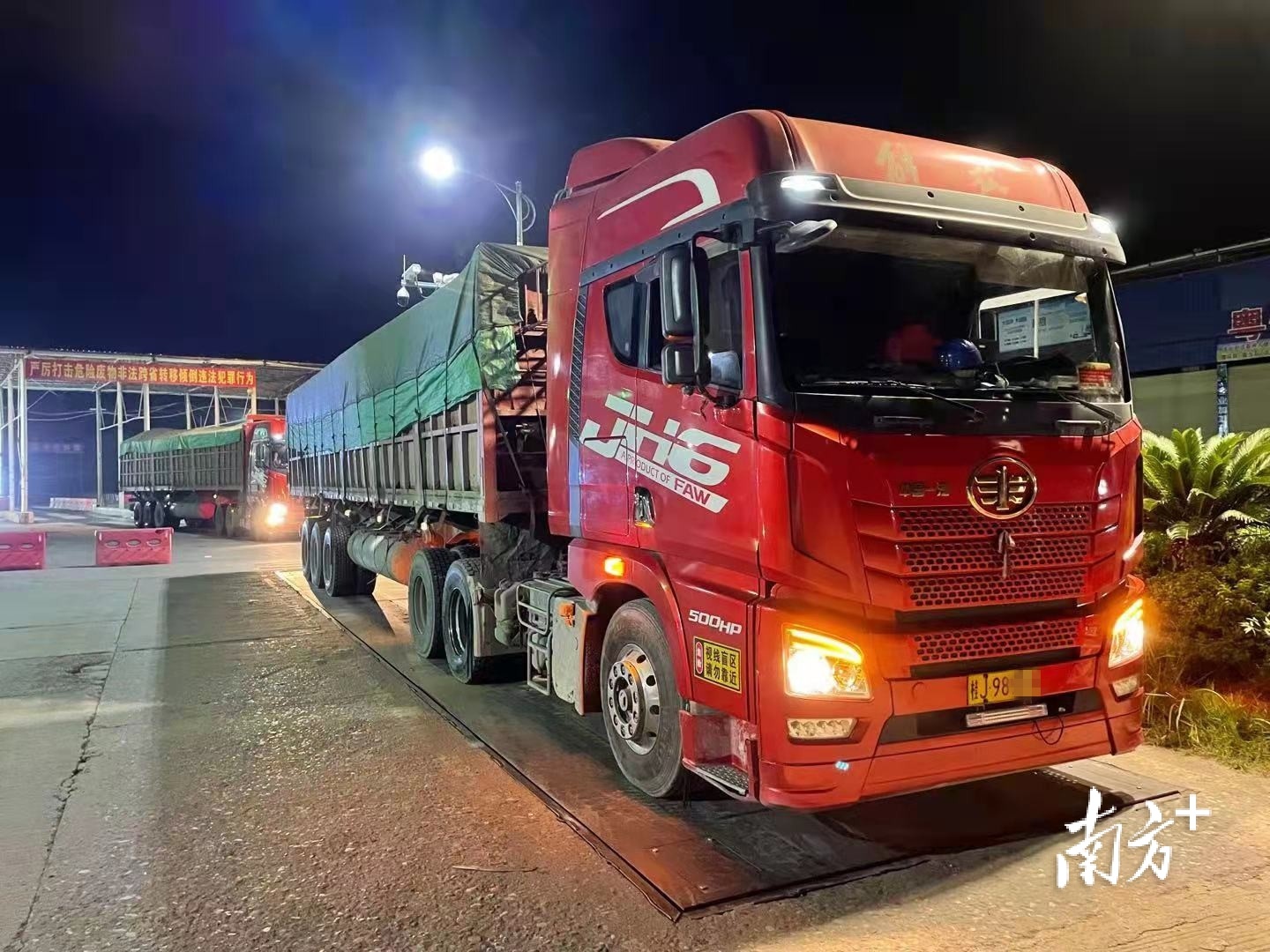 怀集交警强化夜间巡逻管控查获两辆百吨王货车