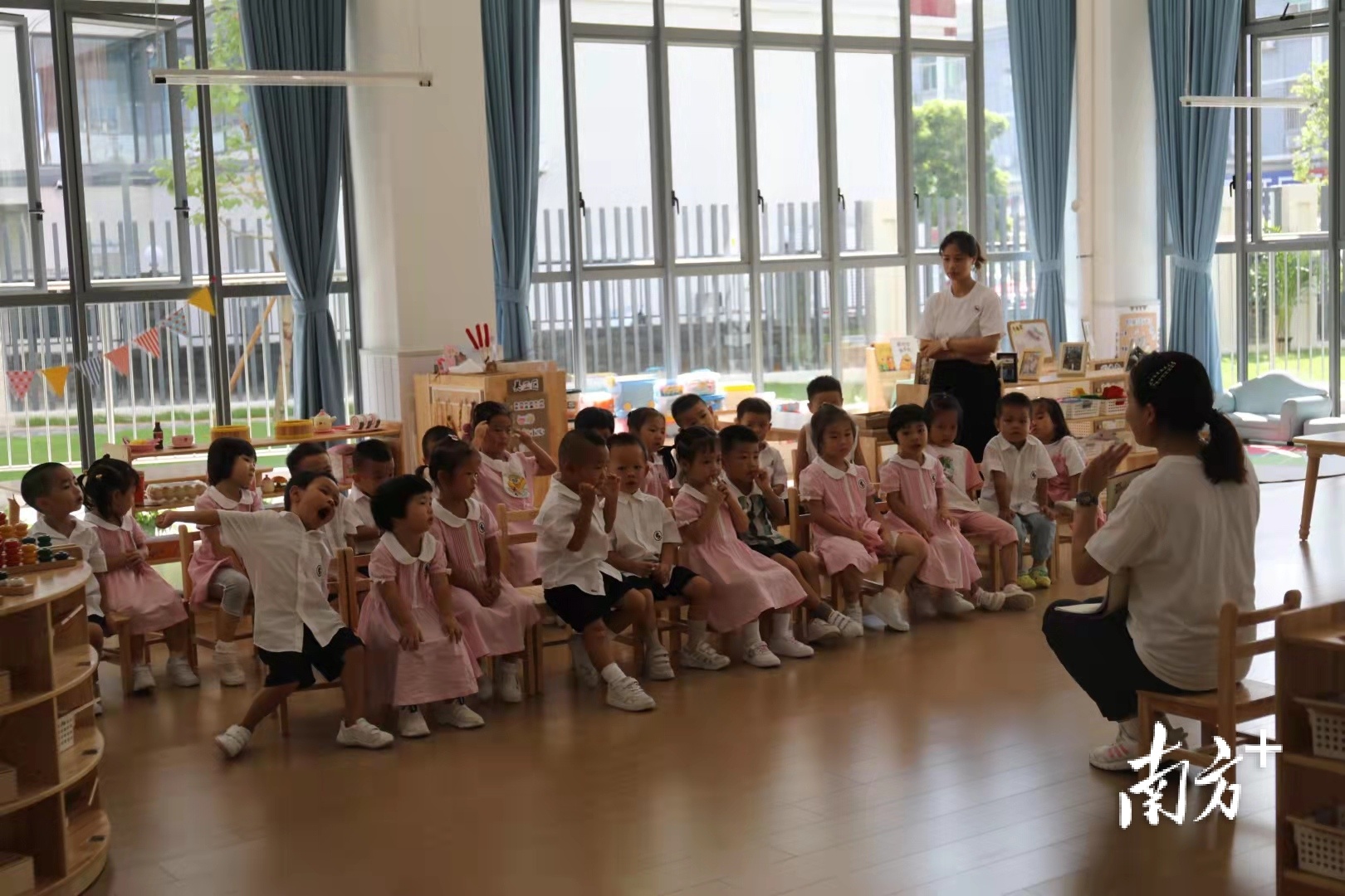 香洲区浙商幼儿园里的师生们 南方+ 钱文攀 拍摄