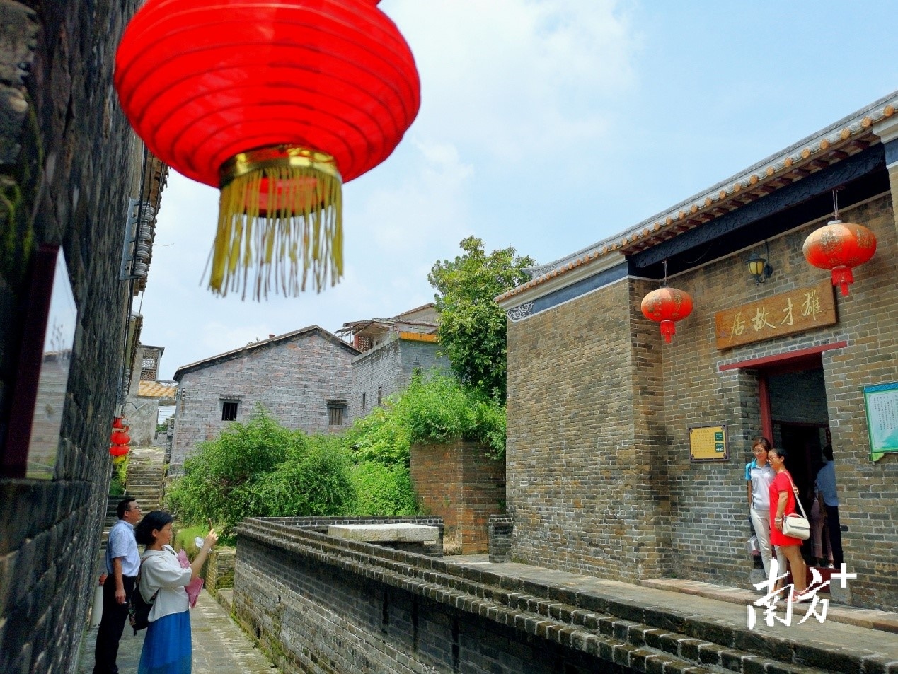 白土镇坑尾村雄才故里受到了党员干部和广大群众的喜欢,纷纷前往参观。肖志君摄 白土镇坑尾村雄才故里受到了党员干部和广大群众的喜欢,纷纷前往参观。肖志君摄