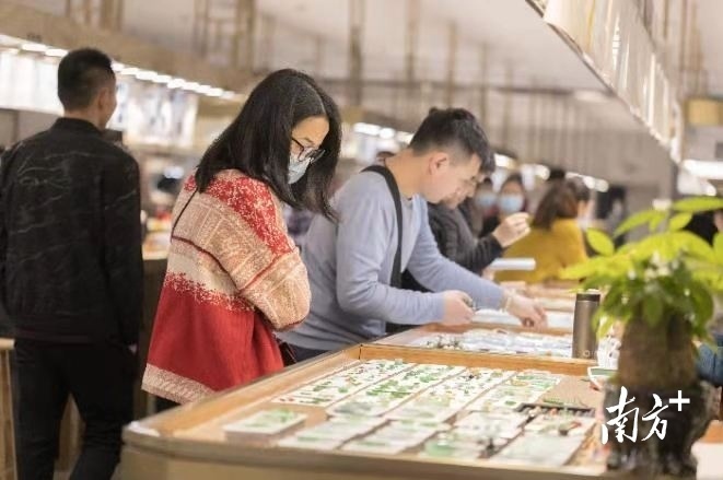 一到节假日,前来四会赏玉购物的游客络绎不绝。