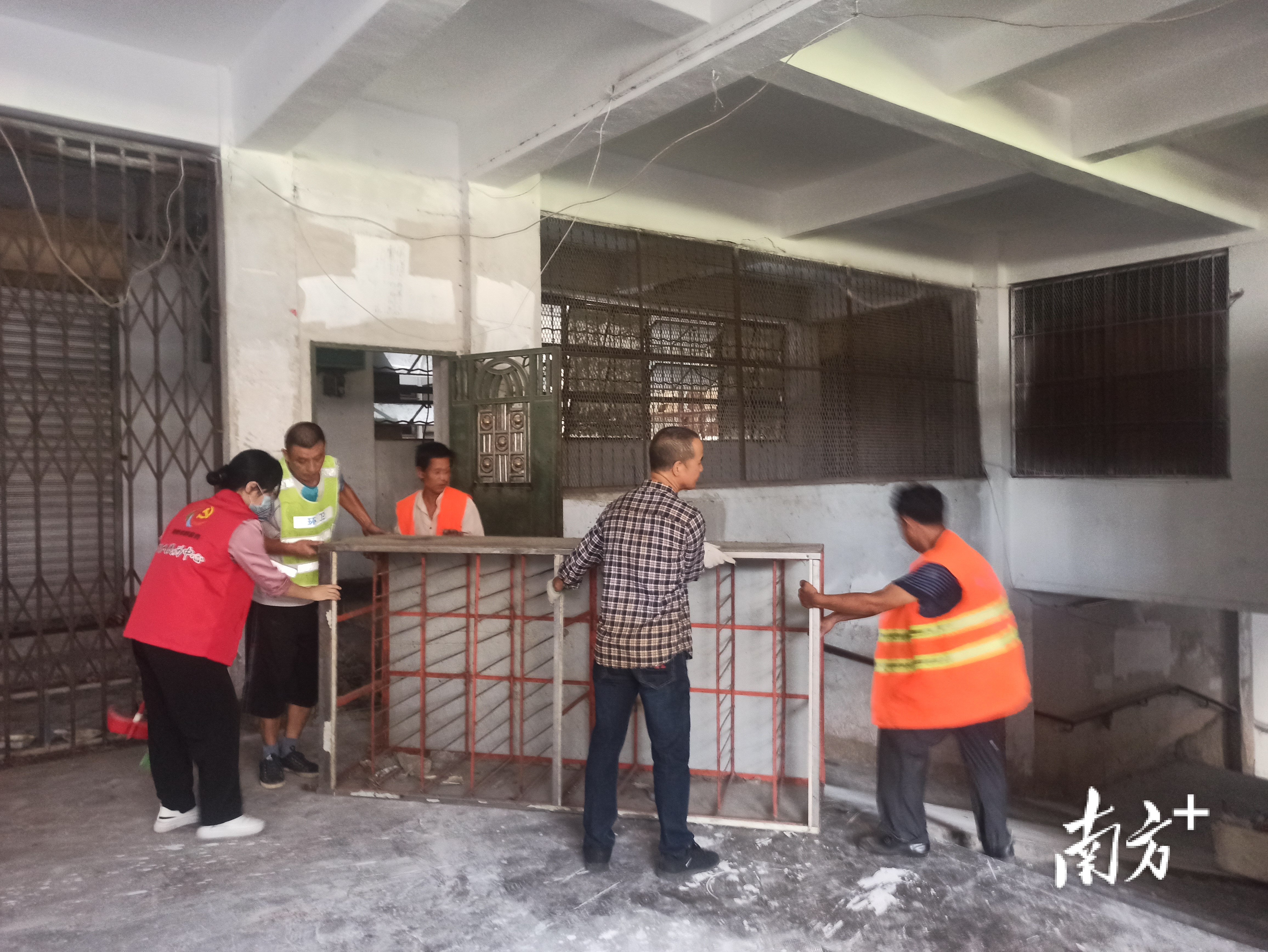 多方力量参与义安楼卫生整治。  