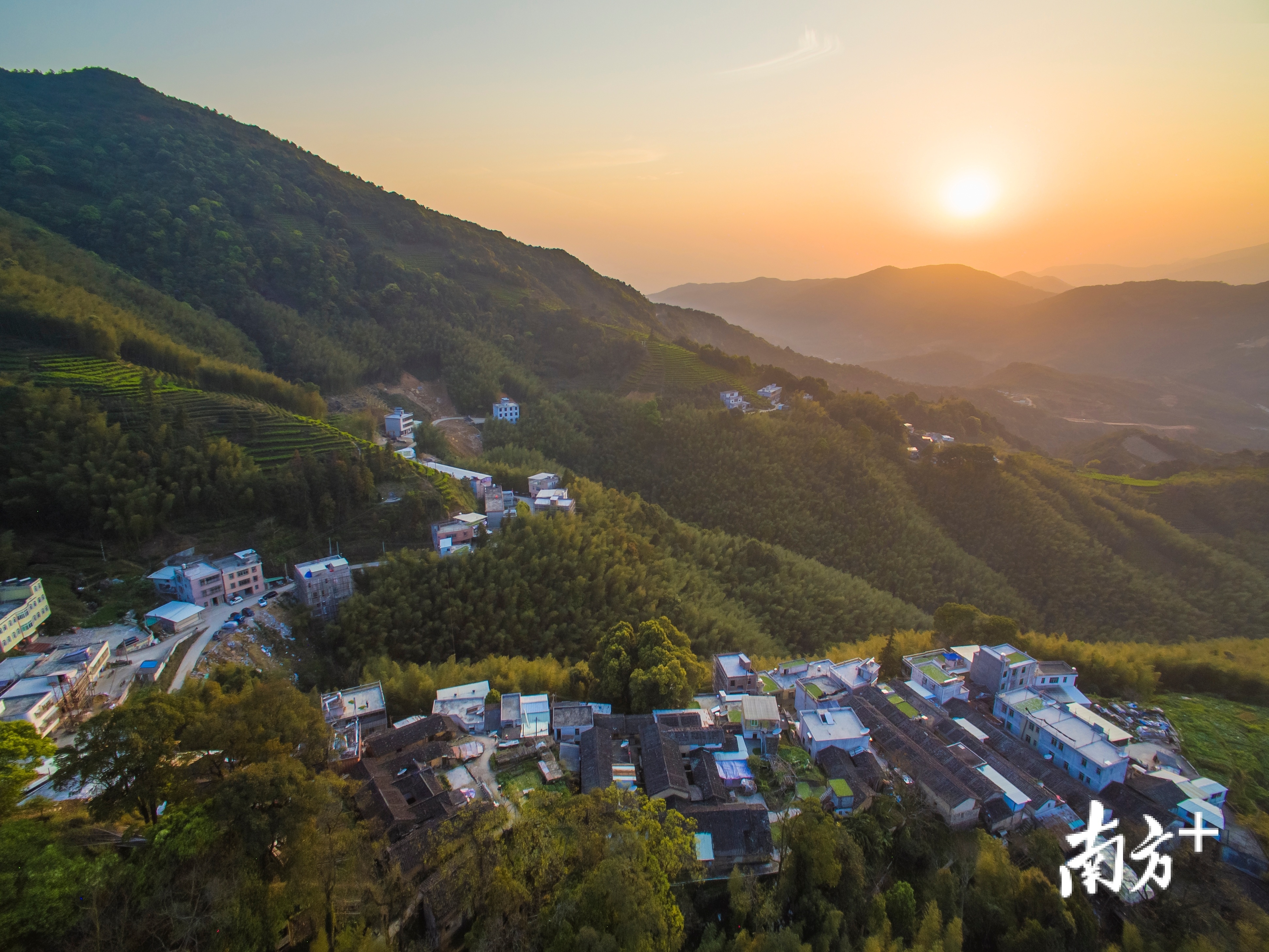 凤凰叫水坑村。 凤凰叫水坑村。